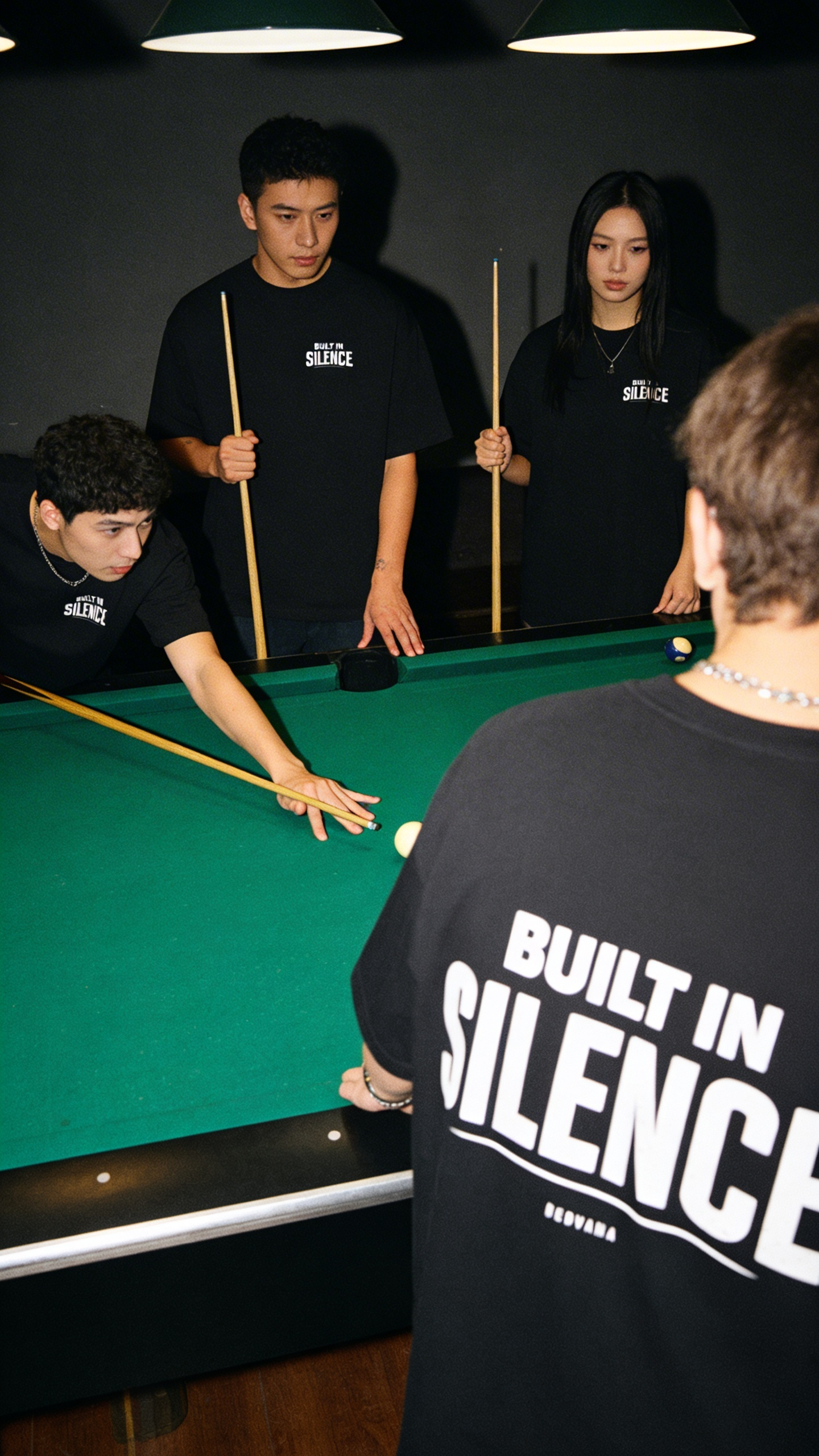 models tragen schwarzes tshirt built in silence