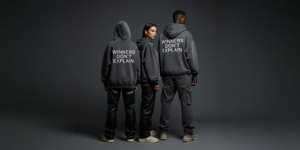 Minimalistischer Unisex Oversized Hoodie mit Motivations-Spruch „Winners don’t explain“ im modernen Streetwear Stil.