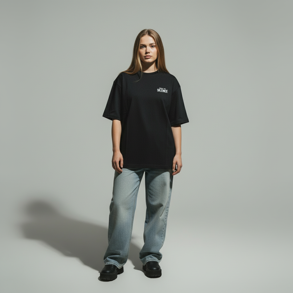 model trägt bedvama oversize tshirt in schwarz