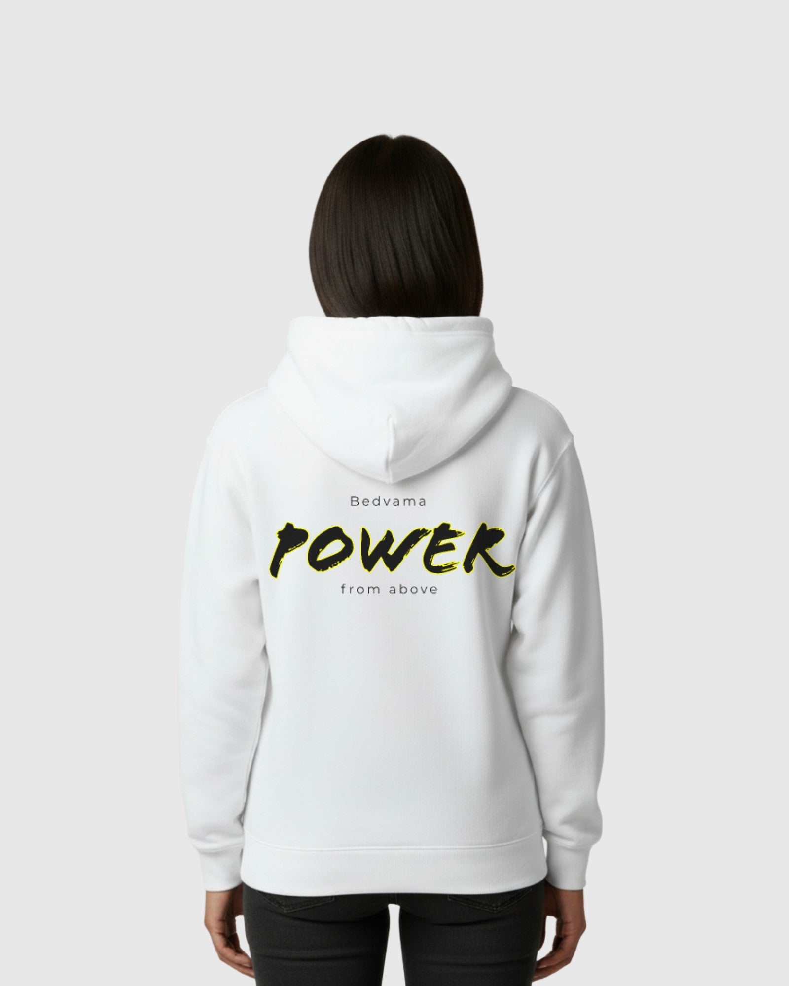 Dame trägt weißen Bedvama Hoodie mit Kapuze