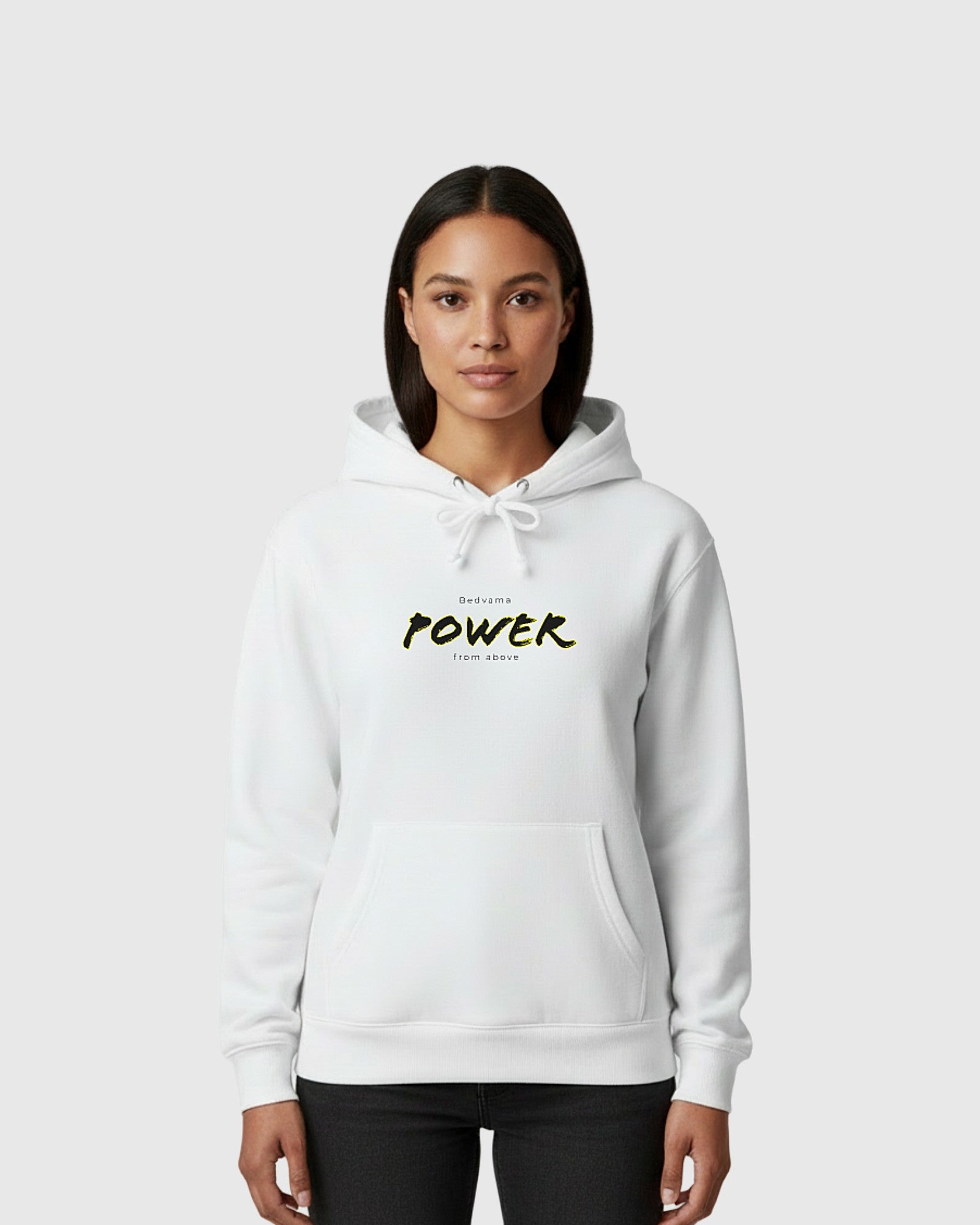 Model trägt weißen Hoodie Vorderansicht