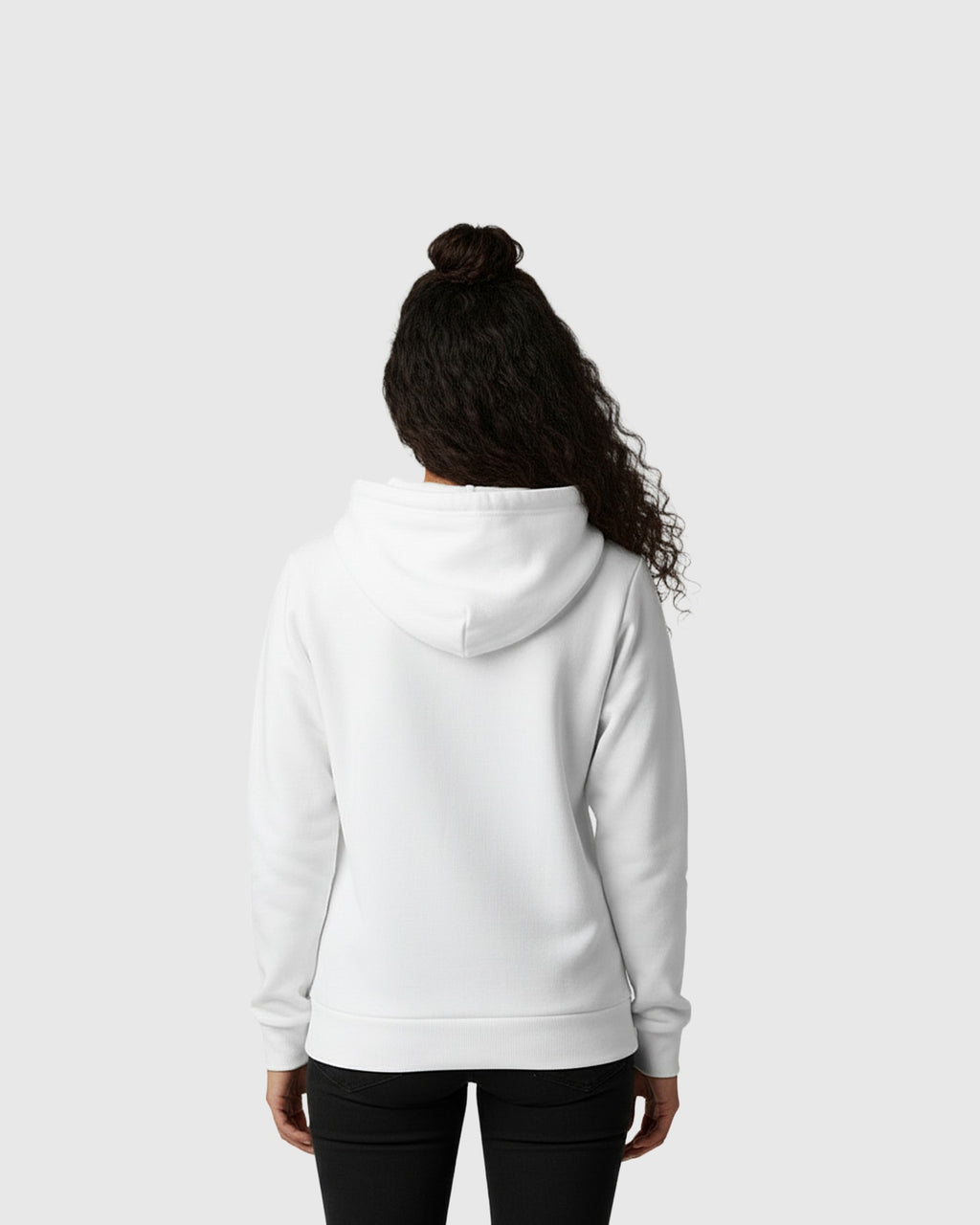 Weißer Damen Oversize Hoodie am Model, Rückansicht mit lockerer Passform