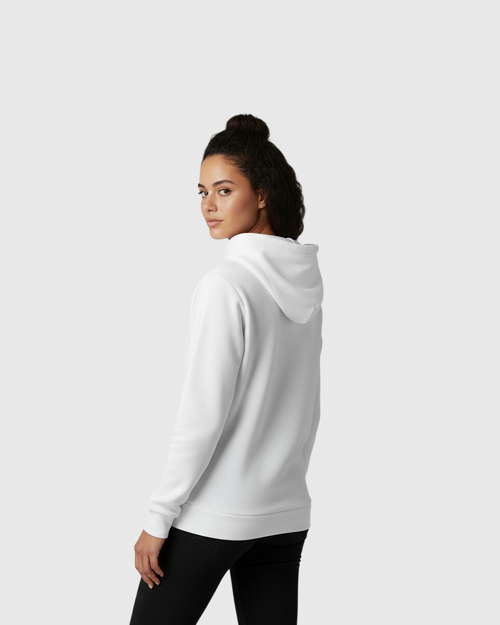 Minimalistischer weißer Damen Hoodie getragen von Model