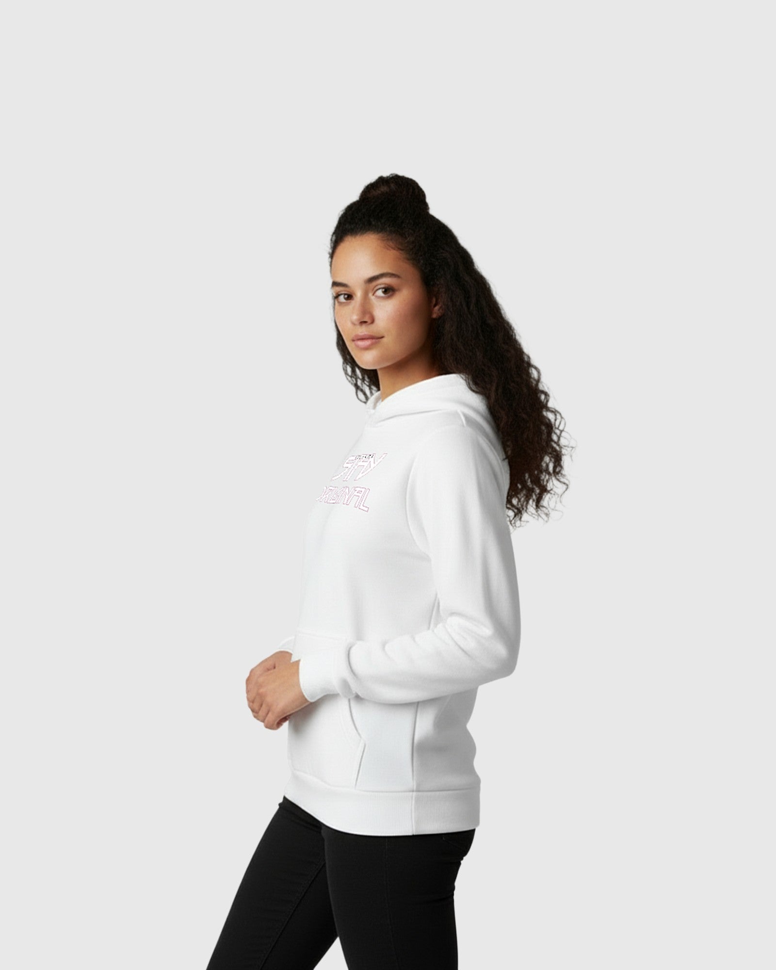 Model trägt weißen Bedvama Hoodie Seitenansicht 